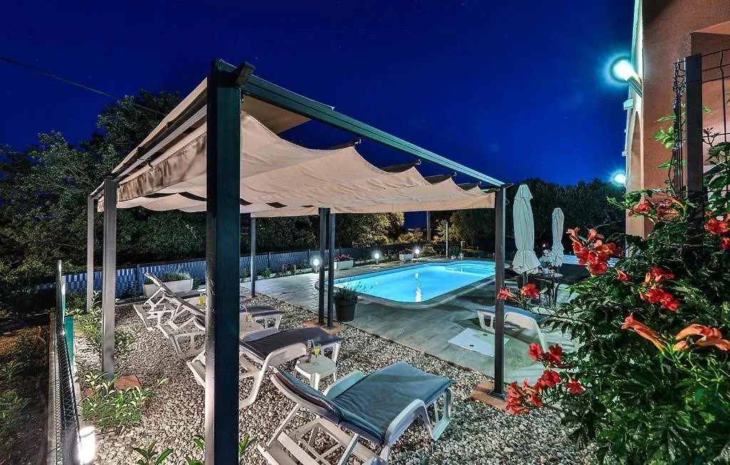 Villa Lioness In Kastel Luksic, Playground & Pool Kastela