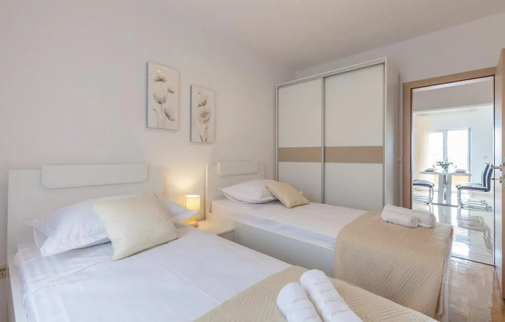 Villa Lioness In Kastel Luksic, Playground & Pool Kastela