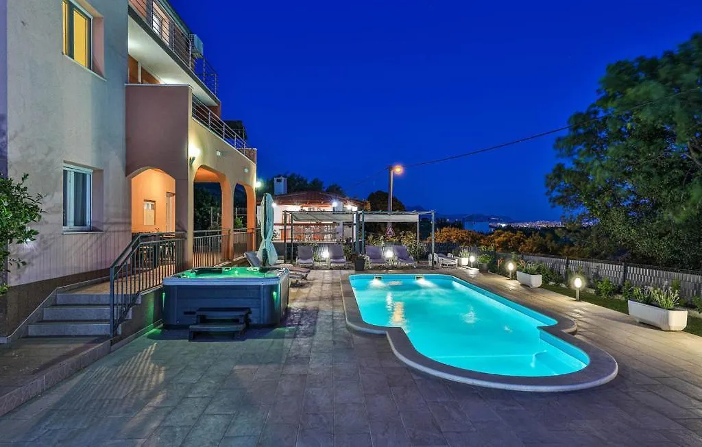Villa Lioness In Kastel Luksic, Playground & Pool Kastela