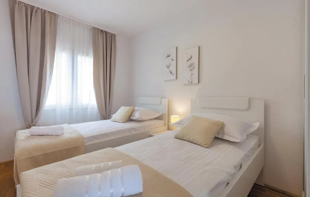 Villa Lioness In Kastel Luksic, Playground & Pool Kastela
