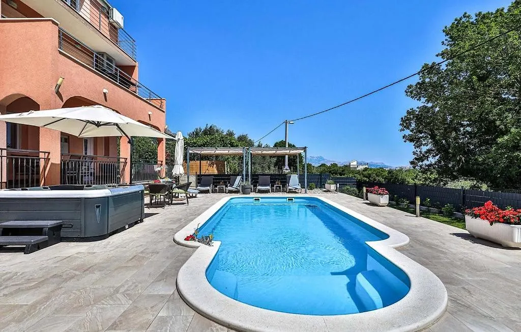 Villa Lioness In Kastel Luksic, Playground & Pool Kastela