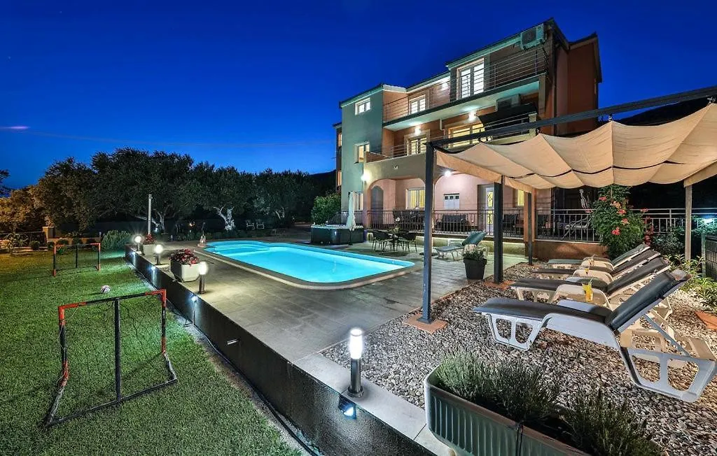 Villa Lioness In Kastel Luksic, Playground & Pool Kastela